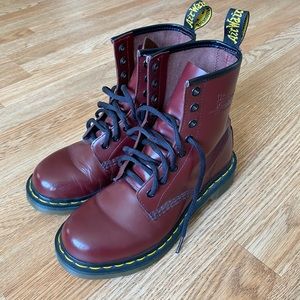 Red Dr. Martens SZ 6